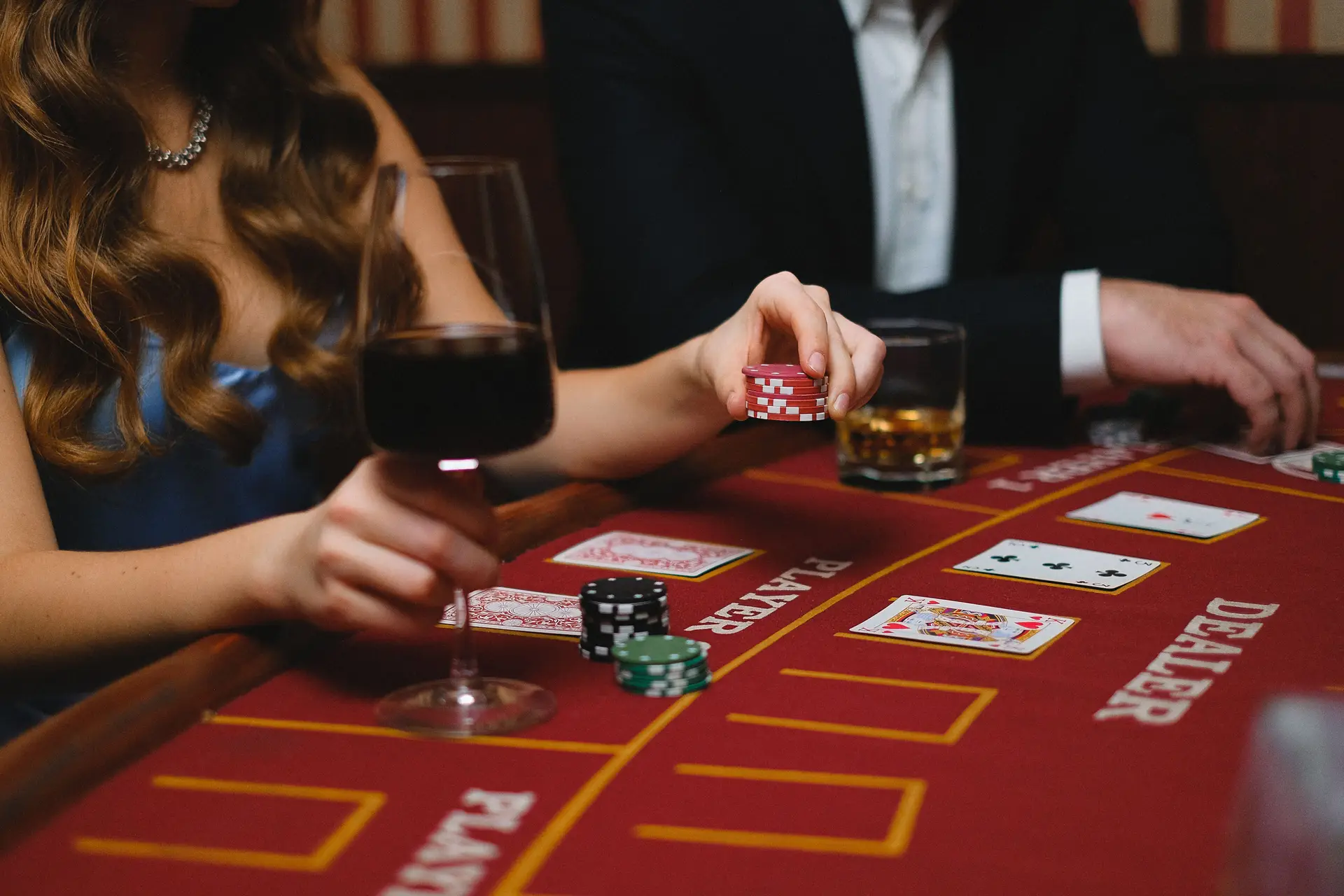Poker žetoni na igralni mizi